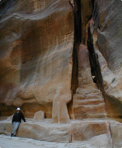 Robin in the canyon with sculpture of caravan