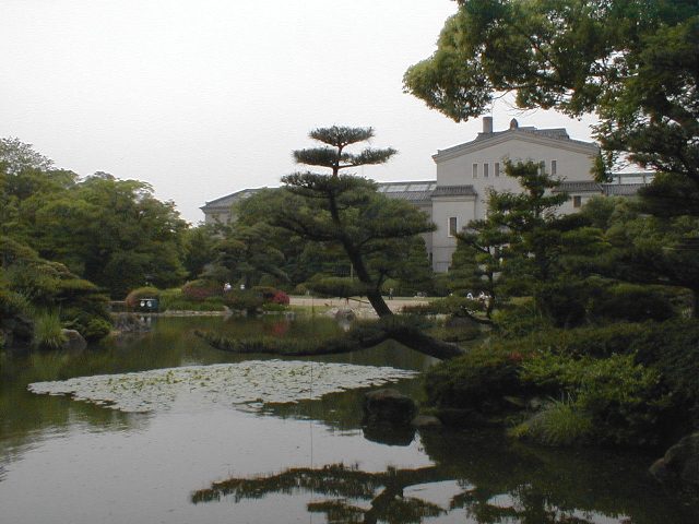 Tenno-ji garden and the Osaka Museum of Art